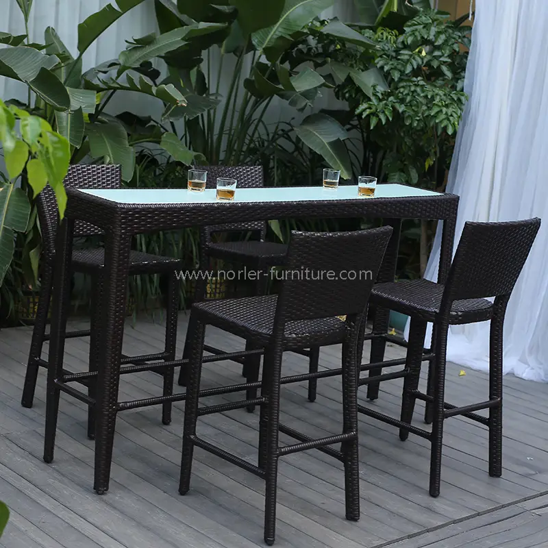 तुमच्या घरामागील अंगण किंवा अंगणासाठी सर्वोत्तम आउटडोअर बार सेट कसा निवडावा